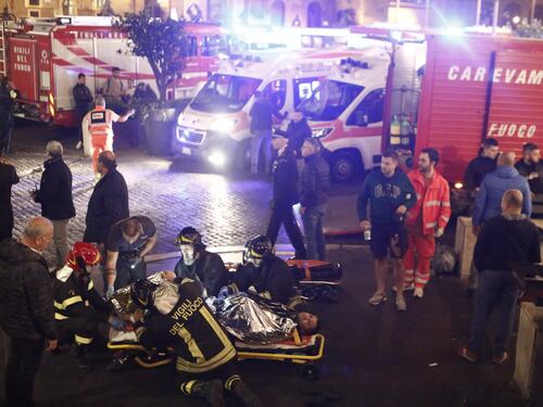 Cede la scala mobile, i vigili del fuoco portano via i feriti