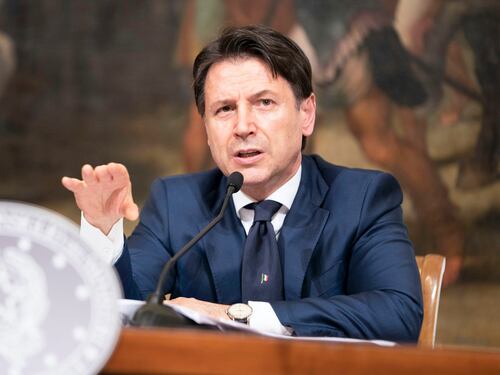 Conte prima dell'Italia riapre Palazzo Chigi. Conferenza stampa Dpcm, tornano i giornalisti