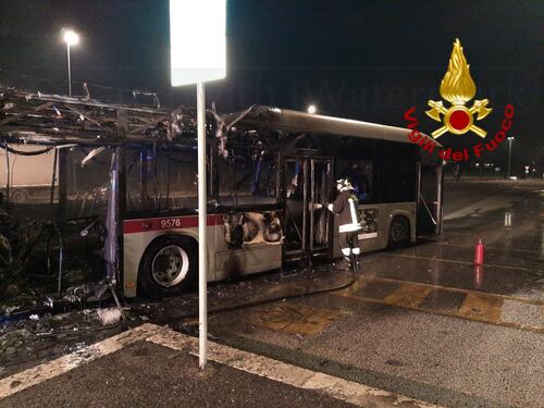 Autobus Atac in fiamme sulla Colombo. Solo quest'anno 23 casi