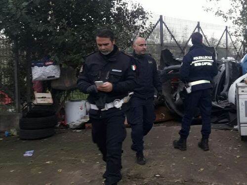 Roma, bambini in strada anziché a scuola: blitz nell'inferno di via di Salone
