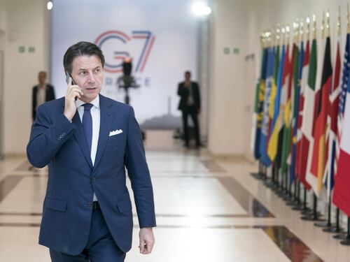 M5s vuole Conte. Ma il Pd dice no: "L'Italia non capirebbe rimpastone"