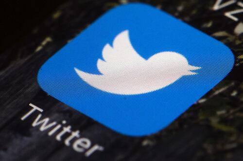 Twitter cambia il simbolo dell'uccellino. Elon Musk annuncia il nuovo logo