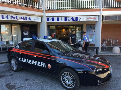 Sparatoria davanti a un bar. Romeno ferito alle gambe