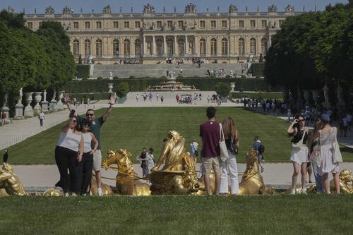 Tragedia a Versailles: bambina americana di 10 anni muore per un malore durante la visita