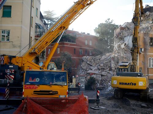 Inizia la demolizione del palazzo crollato a Ponte Milvio a Roma