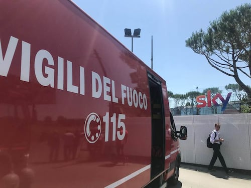Fiamme negli ex studi di Sky sulla Salaria, palazzina evacuata