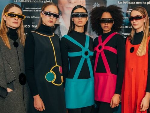 Cerchi, plissé e linee spaziali: ecco l'alta moda di Cardin