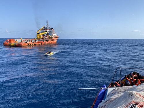 Migranti, fermo per la Sea Watch Aurora dopo un salvataggio. L’ong rischia 10mila euro di multa