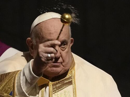 Vaticano, non solo Viganò: i lefebvriani sfidano Bergoglio, quattro nuovi vescovi