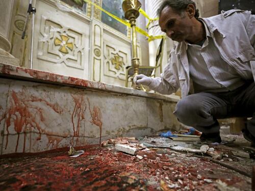 Strage di cristiani in Egitto: almeno 45 morti. Papa Francesco conferma il viaggio