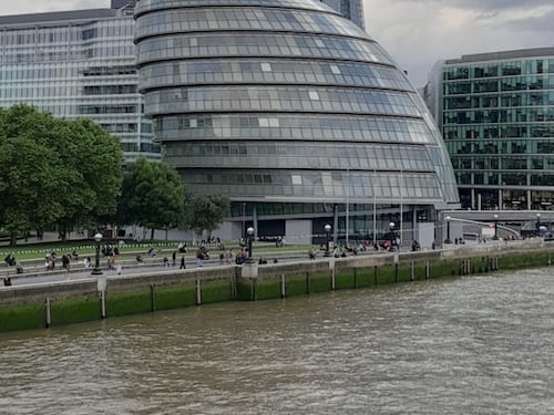 Londra, rivolta contro la zona a traffico limitato. Scontri a Downing Street