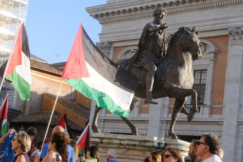 Roma, la bandiera della Palestina e il caos in Campidoglio