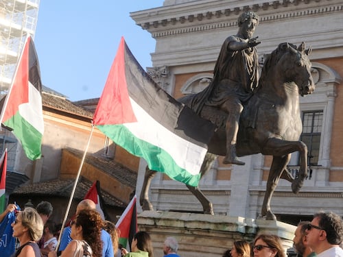Roma, la bandiera della Palestina e il caos in Campidoglio