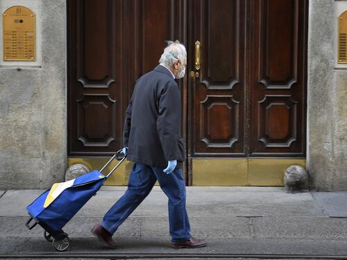 Pacchi fasulli e oggetti sacri, ecco le truffe agli anziani