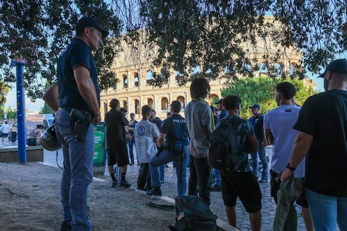 Roma, maxi-retata al Colosseo. Tredici stranieri fermati