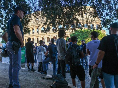 Roma, maxi-retata al Colosseo. Tredici stranieri fermati