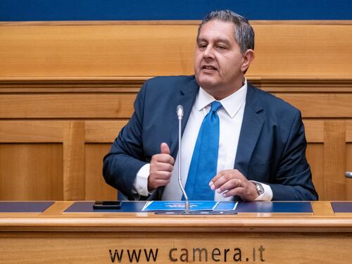 Elezioni politiche 2022, Toti si offre a Berlusconi: io nasco nel centrodestra