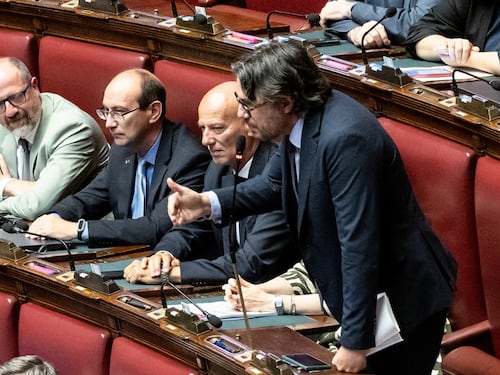 Infamia grillina alla Camera. Silvestri a Meloni: "Con le ginocchiere...". La replica della premier