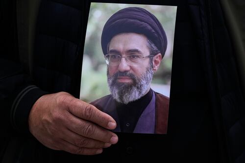 Iran, Mojtaba Khamenei è incosciente e in gravi condizioni. Il Times scodella la bomba