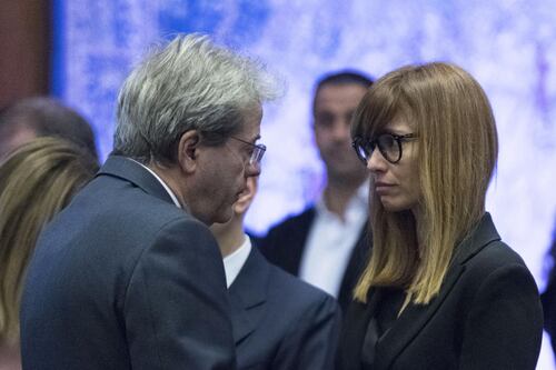 Fabrizio Frizzi, l'addio in Rai. Folla alla camera ardente