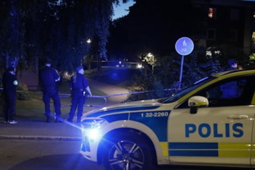 Bus contro una pensilina a Stoccolma. Almeno tre morti e diversi feriti. L'autista è stato arrestato