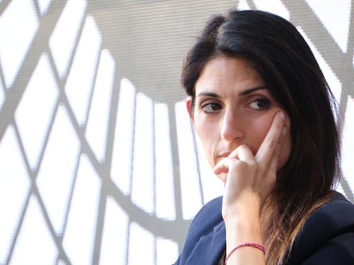 Virginia Raggi paralizza il centro di Roma con i lavori elettorali: la denuncia dei commercianti