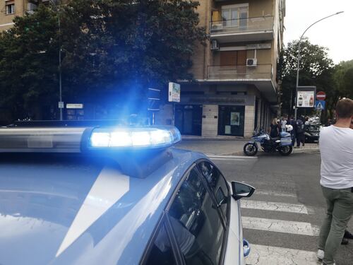 Ladri entrano in banca con maschere e parrucche. Il direttore si sente male e li fa scappare