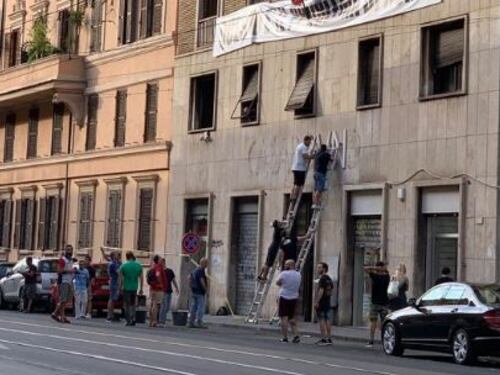 CasaPound cancella la scritta. Raggi: "Ora via allo sgombero"