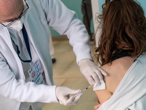 Vaccino Covid, dosi scadute o non aggiornate: buttiamo 380 milioni di euro