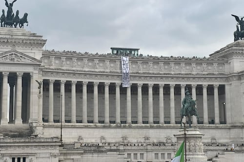 Roma, striscione per Cospito sull'Altare della Patria: anarchici scatenati a Piazza Venezia