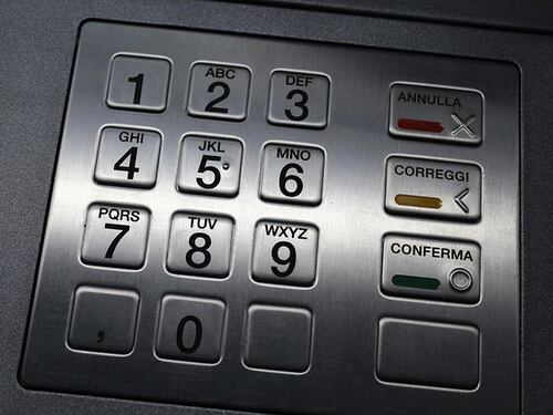 Contanti, scatta la tagliola bancomat anche per gli spicci