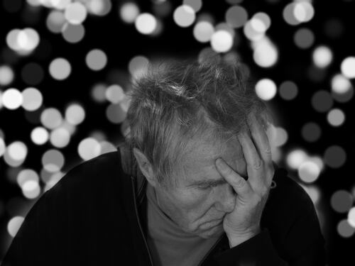Svelato il legame tra l'Alzheimer e l'igiene orale: i batteri e l'errore da non commettere mai