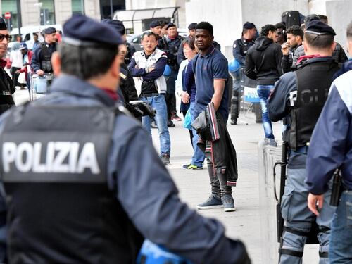 Immigrati clandestini, il medico li "libera" e loro delinquono: furti, spaccio, minacce