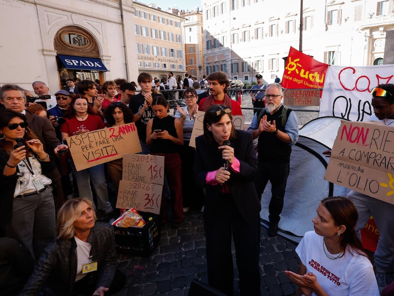 La regia di Schlein & Co. dietro le finte proteste degli accampati
