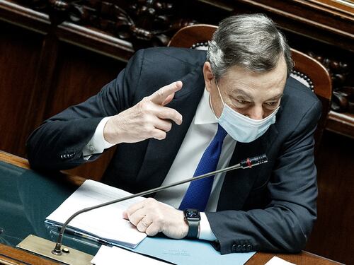 Tra Draghi e l'Europa è scontro sui viaggi: "Con Omicron non si scherza, tamp0ni obbligatori"