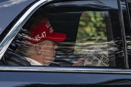 Bufera dazi sui mercati. Trump: "Guadagniamo miliardi", le proteste e lo scontro con la Cina