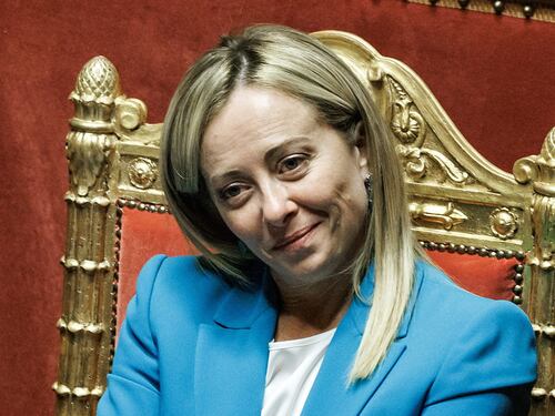 Meloni attacca l’Ue su tassi d’interesse, Mes e migranti: sfida a Bruxelles