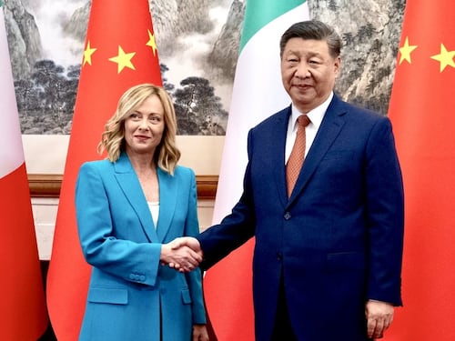 Meloni, missione in Cina. Bisignani e i segreti del viaggio non amato dagli Usa