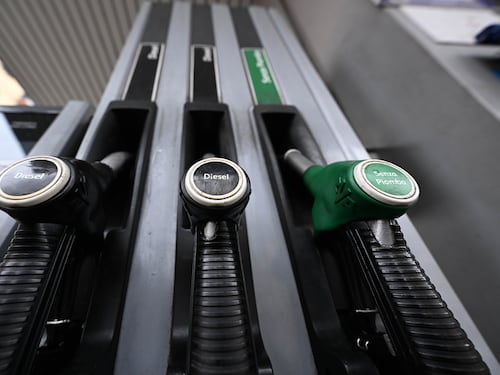 Carburanti, cos'è l'effetto 'missili e piume" e perché il calo non è immediato
