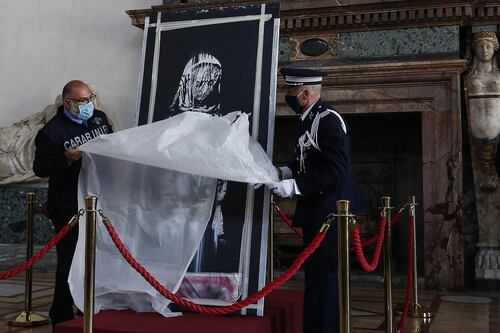 L'Italia riconsegna la porta del Bataclan via di fuga dall'attentato e poi rubata per l'opera di Banksy