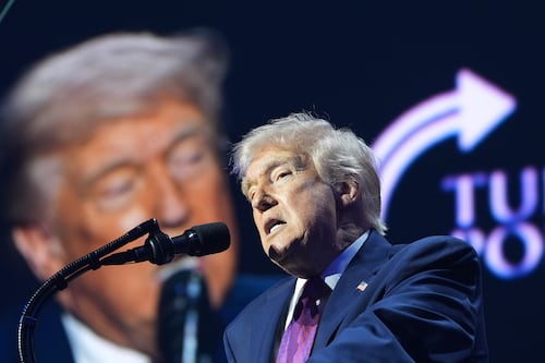Trump: "Accordo o tornano le bombe". Attesa per i negoziati con l'Iran