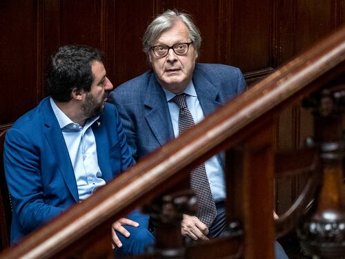 Espulsi, "esteri" e... Sgarbi. Ecco i soccorritori del governo