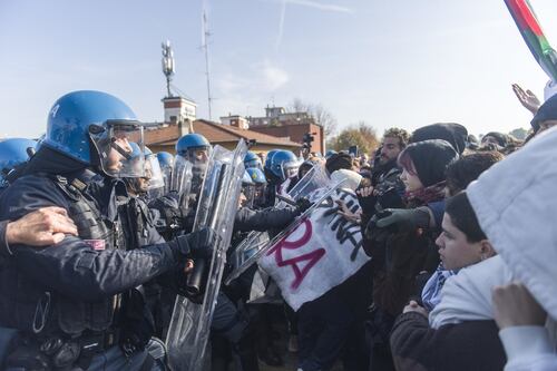 Anci: corteo protesta verso la Fiera di Bologna, scontri con la polizia