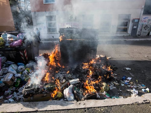 A Roma i rifiuti non vengono raccolti, incendiati decine di cassonetti