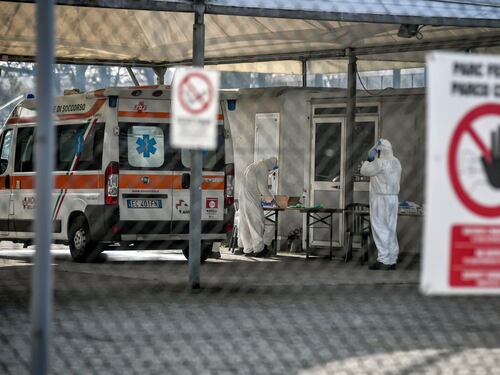 Coronavirus, crescono contagi, morti e ricoveri. Pronte altre strette