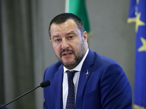Bomba carta nella sede della Lega. Salvini: "Cretini da galera"