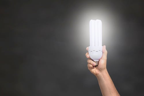 Bollette energia, onere per la rescissione anticipata dal fornitore. Protesta dei consumatori