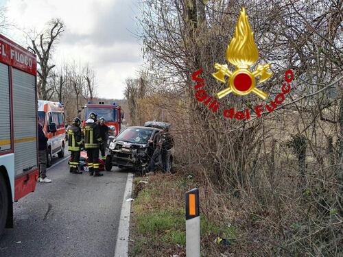 Via dei Laghi, Smart finisce fuori strada a Rocca di Papa: 2 feriti gravi