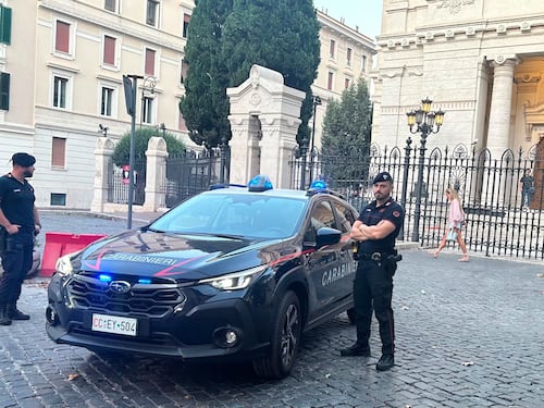 Cena con furto al Ghetto, inseguimento tra i tavoli. Fermati 14enni nordafricani