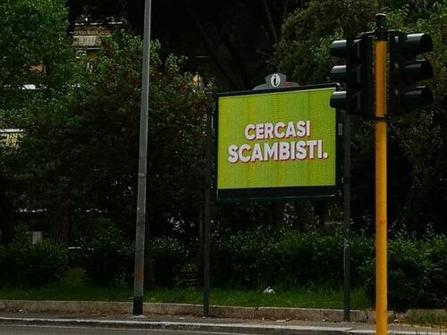 "Gli scambisti siamo noi". Svelato il giallo dei cartelloni